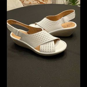 Clarks Unstructured Capri Step White Leather Sandals Size - 9.5 NWOT